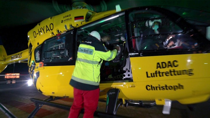 nachtschicht-einsatz-fuer-die-lebensretter-05-rettungshubschrauber.jpg