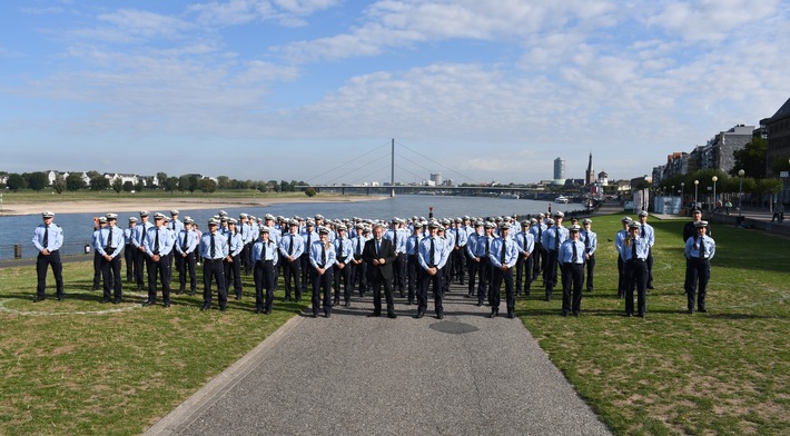 POL-D: Foto zum heutigen Termin - Willkommen in Düsseldorf; aber mit Abstand - Polizeipräsident Norbert Wesseler begrüßt 214 Polizeibeamtinnen und -beamte