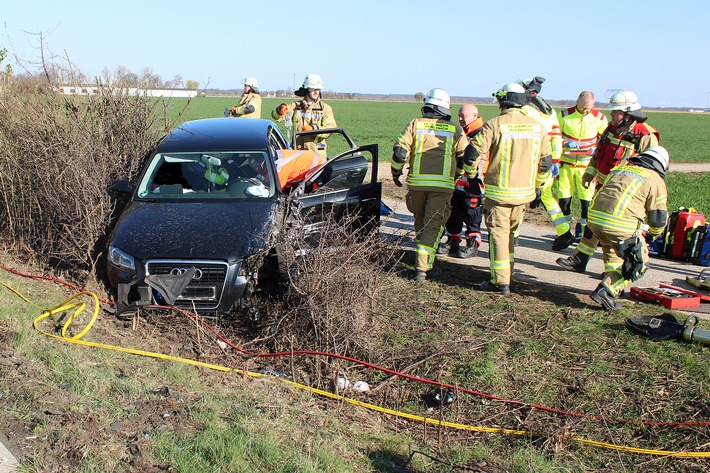 POL-DN: Drei Verletzte bei Frontalzusammenstoß auf der B264 - die Polizei sucht Unfallbeteiligten