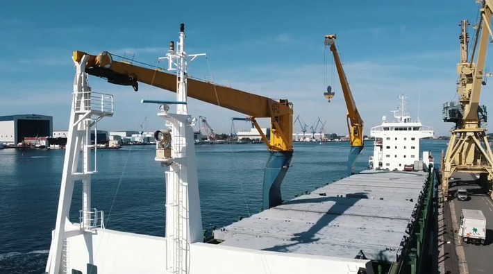 Schädlingsbekämpfung auf einem Frachtschiff: Begasung der „Morgenstond 1“ für den Export von Maschinenteilen