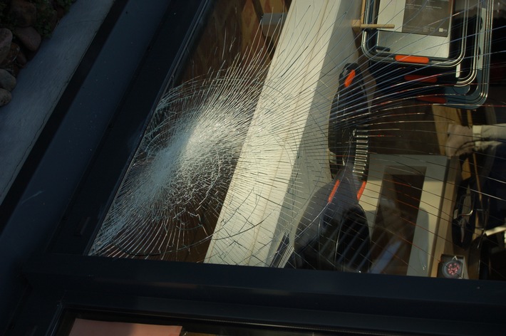 POL-STH: Beschädigte Schaufensterscheibe an Küchenstudio in Stadthagen