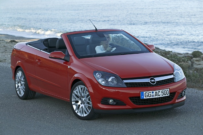 Das Coupé unter den Cabrios ist ab sofort bestellbar / Neuer Astra TwinTop: Luxus zum Basispreis