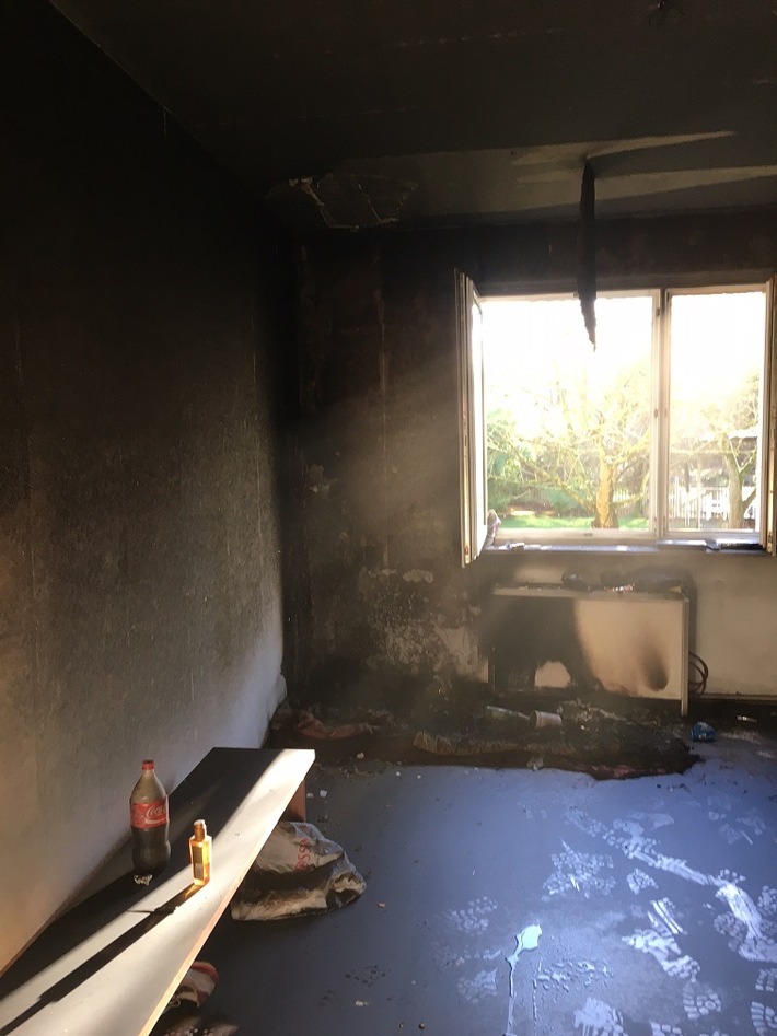 FW-GE: Brandrauch aus einer Erdgeschosswohnung in Horst