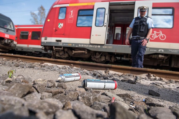 BPOL NRW: Nach Serie von Graffitis - Bundespolizei nimmt zwei Tatverdächtige fest - Wohnungsdurchsuchungen in Dortmund und Mülheim