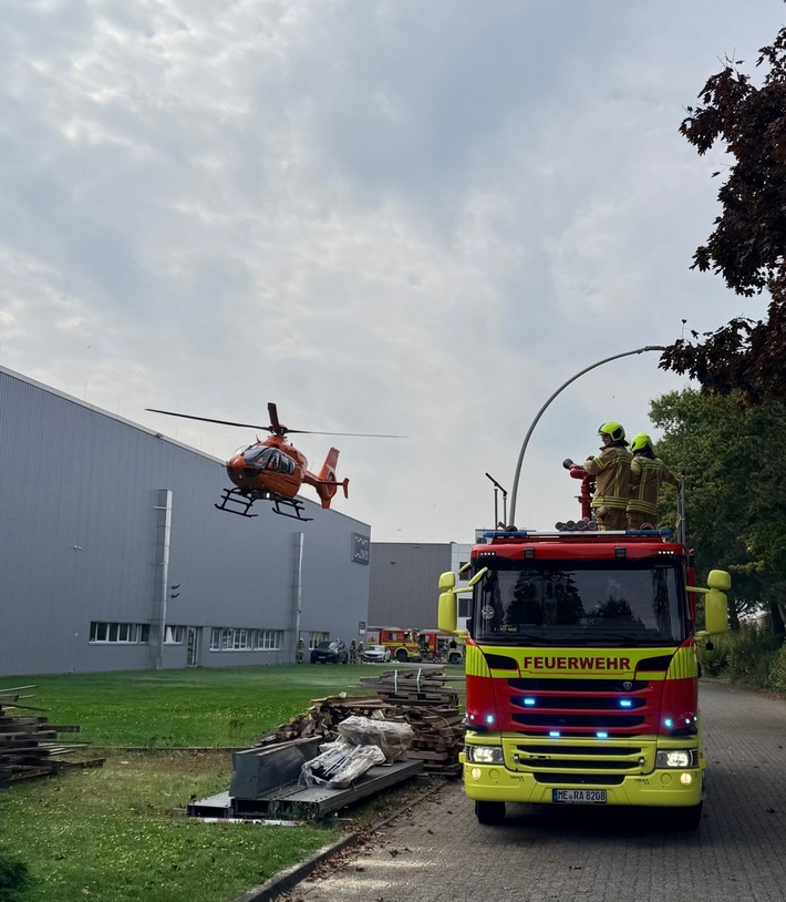 FW Ratingen: Schwerer Arbeitsunfall in Industriehalle - Mitarbeiter durch Stahlbleche eingeklemmt