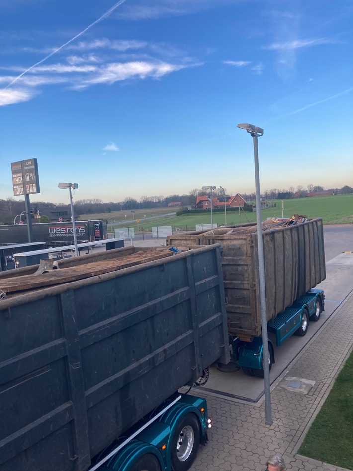 POL-BOR: 40 Tonnen erlaubt, 64 gewogen - Polizei stoppt Schrott-Lkw