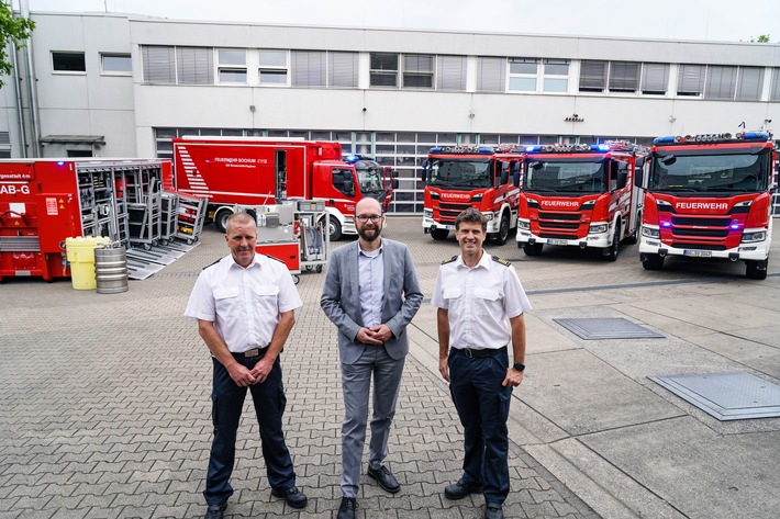 FW-BO: Fahrzeugübergabe an die Feuerwehr Bochum