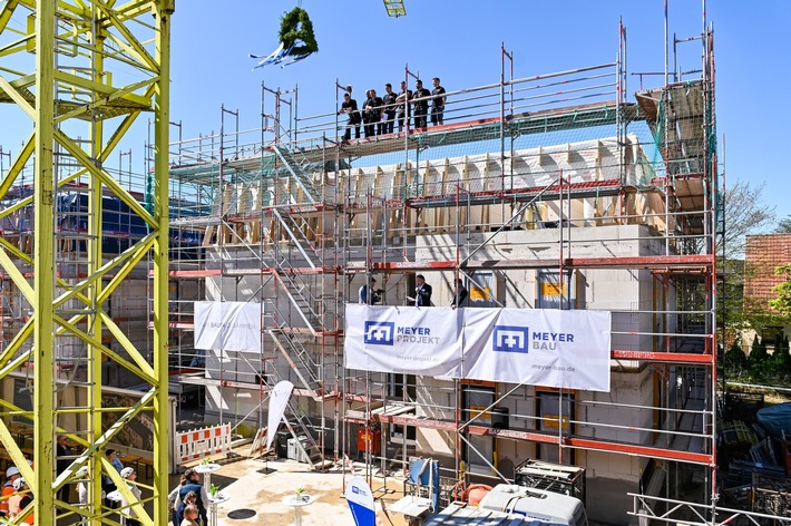 Richtfest am Vogelsang in Hittfeld: Meyer Projektentwicklung realisiert 36 Wohnungen in zentraler Lage