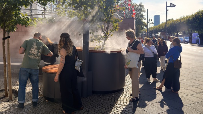 Abkühlung zum Anfassen: Besucher:innen der Fachveranstaltung "Cool Down" testen die Nebelkühlung des CoolTown® vor dem Deutschen Architekturmuseum in Frankfurt am Main (26.08.2026). / Weiterer Text über ots und www.presseportal.de/nr/181097 / Die Verwendung dieses Bildes für redaktionelle Zwecke ist unter Beachtung aller mitgeteilten Nutzungsbedingungen zulässig und dann auch honorarfrei. Veröffentlichung ausschließlich mit Bildrechte-Hinweis.