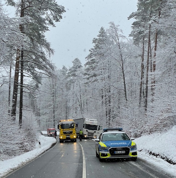 POL-PPWP: Schnee: Lastwagen steckt fest