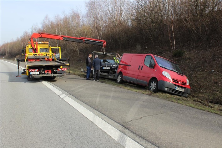 POL-VDKO: Bergungsarbeiten / Verkehrsbehinderungen nach Verkehrsunfall mit Pkw-Gespann