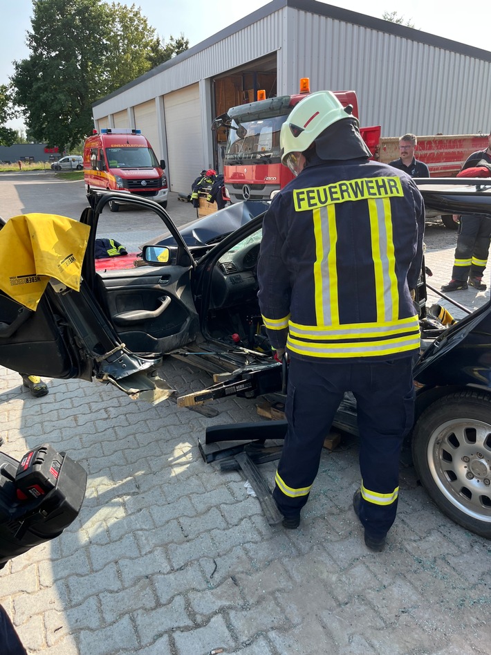 FW Borgentreich: Fortbildung mit WEBER RESCUE - Technische Hilfeleistung Verkehrsunfall