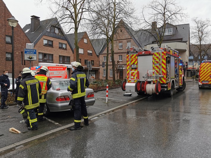 FW-WRN: TH_1 - LZ1 - Kind 1,5 Jahre sitzt im Auto, Auto verschlossen, Schlüssel im Fahrzeug