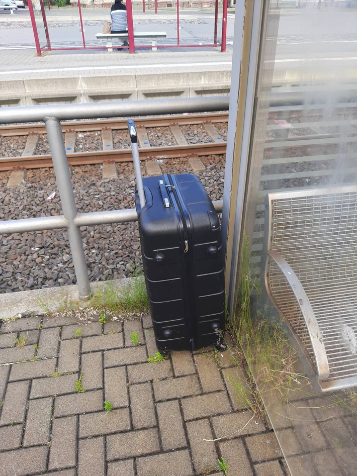 BPOLI C: Herrenloser Koffer sorgt für Einsatz am Bahnhof Burgstädt