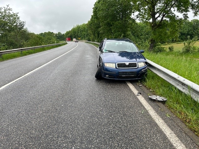 POL-PDTR: Verkehrsunfall im Begegnungsverkehr, LKW-Fahrer verhindert Schlimmeres