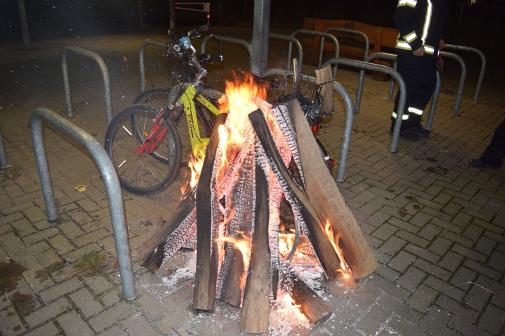 POL-NI: Fährradständer am Haster Bahnhof angezündet - Sachschaden entstanden