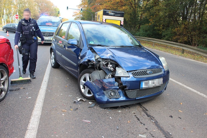 POL-ME: Auffahrunfall vor Ampel: Drei Autos beschädigt - Langenfeld - 2311015