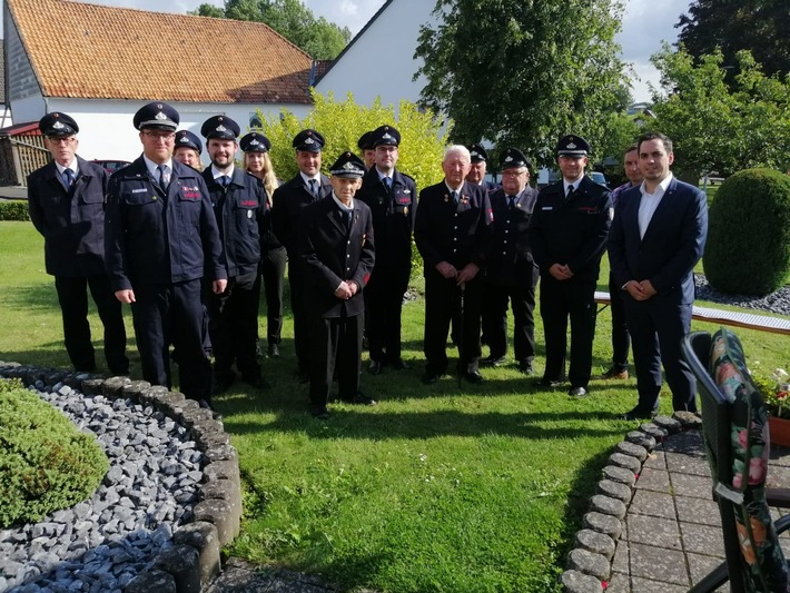 FW Lügde: Ehrenurkunde für 80-jährige Mitgliedschaft in der Feuerwehr - Besondere Ehrung für den 97 Jährigen August Moseke aus Niese