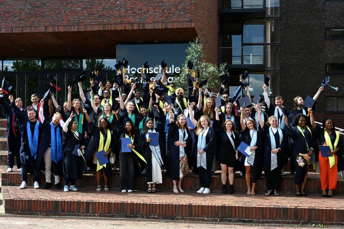 Absolvent:innen der Hochschule Bremerhaven feiern ihren erfolgreichen Studienabschluss