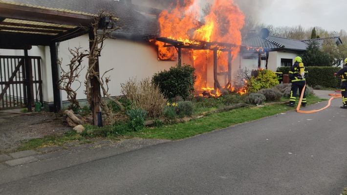 FW Sankt Augustin: Nach Küchenbrand steht Einfamilienhaus im Vollbrand