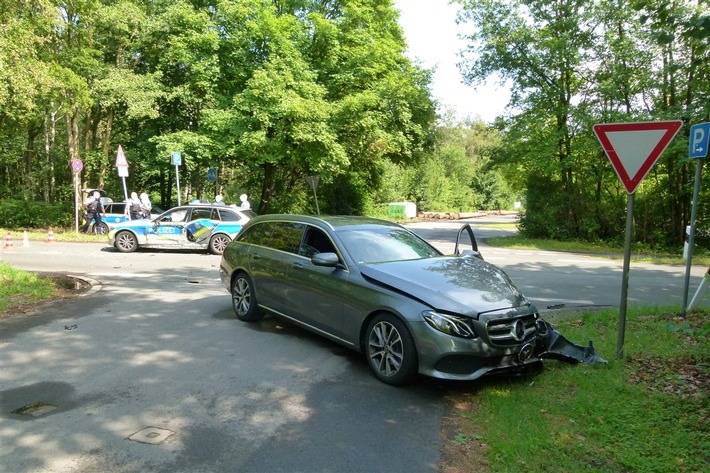 POL-MS: Fahrzeug flüchtet - Polizeiwagen verunfallt - 24-Jähriger festgenommen