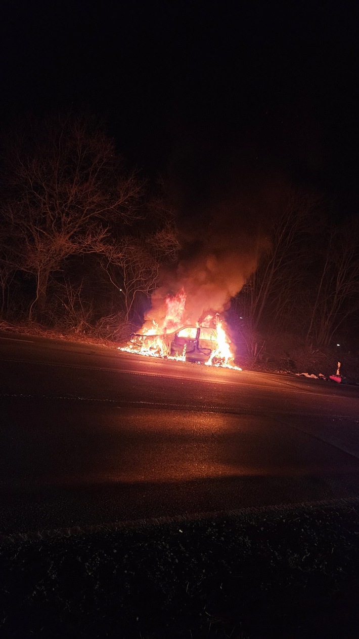 FW-Schermbeck: Nächtlicher PKW-Brand