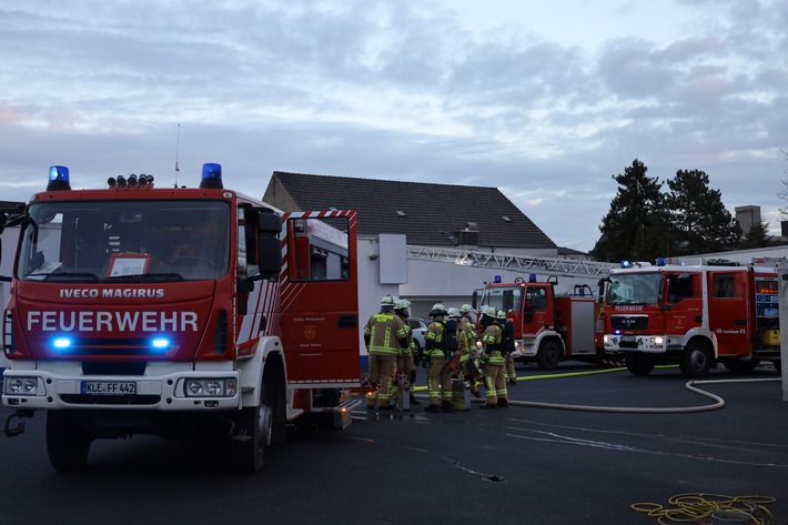 FW-KLE: Brand in einem Industriegebäude an der Thaerstraße