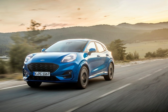 Der neue Ford Puma: Ein Crossover SUV mit attraktivem Design und moderner EcoBoost Hybrid-Technologie / Der komplett neu entwickelte Ford Puma ist ein 4,19 Meter langes, 1,55 Meter hohes und mit ausgeklappten Außenspiegeln 1,93 Meter breites Crossover-Fahrzeug. Es vereint attraktives Design im SUV-Stil - charakteristisch sind zum Beispiel die hoch auf den Kotflügeln positionierten Scheinwerfer - mit moderner Mild-Hybrid-Antriebstechnologie (48 Volt) und schlägt somit das nächste Kapitel in der Formensprache des Automobilherstellers auf. Zugleich ermöglichen die Crossover-Proportionen eine erhöhte Sitzposition und damit einen guten Rundumblick über das Verkehrsgeschehen, während der clever gestaltete Gepäckraum fünf Mitfahrern ein Stauvolumen von bis zu klassenbesten 456 Litern zur Verfügung stellt. Die offizielle Händler-Markteinführung in Deutschland ist für Samstag, 7. März 2020, geplant. Die neue Baureihe steht in den Ausstattungsvarianten "Titanium", "Titanium X", "ST-Line" sowie "ST-Line X" (Bild) zur Verfügung. Einstiegspreis: ab 23.150 Euro. Weiterer Text über ots und www.presseportal.de/nr/6955 / Die Verwendung dieses Bildes ist für redaktionelle Zwecke honorarfrei. Veröffentlichung bitte unter Quellenangabe: "obs/Ford-Werke GmbH"