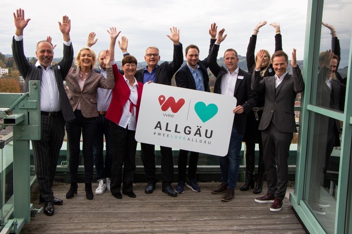 Über den Dächern von Kempten freuen sich die Mitglieder der neugegründeten Initiative "wee Love Allgäu", die gemeinsam die Zukunft des Allgäus mitgestalten möchten (von links): Cengiz Ehliz, Bettina Dechant, Moritz Beckers-Schwarz, Anneliese Antes, Jürgen Diamant, Philipp Kahl, Frank Büttner, Dr. Judith Behr und Cornel Nägele. Weiterer Text über ots und www.presseportal.de/nr/122695 / Die Verwendung dieses Bildes ist für redaktionelle Zwecke honorarfrei. Veröffentlichung bitte unter Quellenangabe: "obs/weeCONOMY AG/weeConomy"
