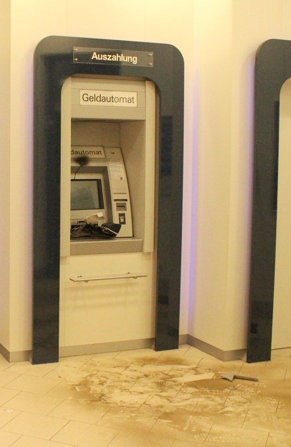 POL-RBK: Overath - Einbrecher scheitern am Geldautomaten