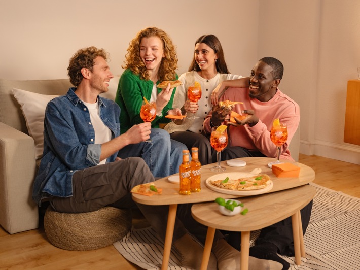 Pizza & Aperol Spritz: Schmeckt zusammen noch besser! Mit dem neuen Location Finder am Aperol Spritz Pizza Tuesday noch schneller zum italienischen Genussmoment