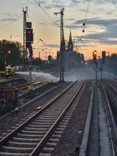 BPOL NRW: Gleissperrung in Köln Messe/Deutz wegen Brand