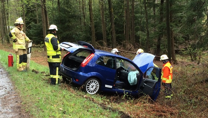 FW-Stolberg: &quot;Schwindelfreier Hund&quot;  /  Verkehrsunfall mit zwei Verletzten