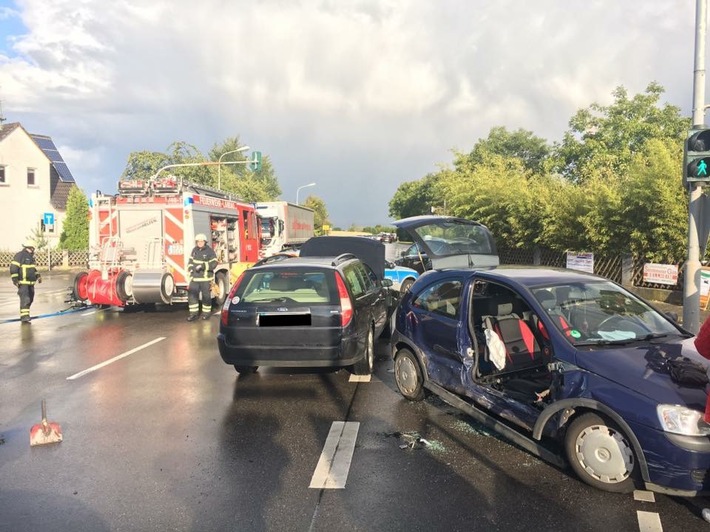 POL-PDLD: Verkehrsunfall mit eingeklemmten und verletzten Personen