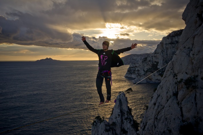 Mehr als Meer am 14. August 2014 - Helgoland erlebt spektakulären Slackline-Weltrekordversuch / Medieneinladung (FOTO)