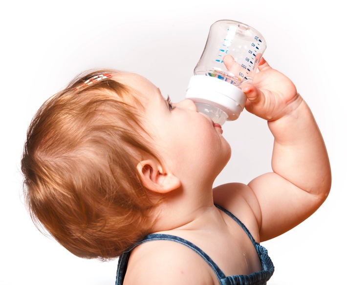 Flüssigkeit: Wie Kinder mehr trinken lernen / Um Wasser attraktiver zu machen, können Eltern Gurken- oder Zitronenscheiben hinzufügen. Süßer Saft allein sollte Tabu sein
