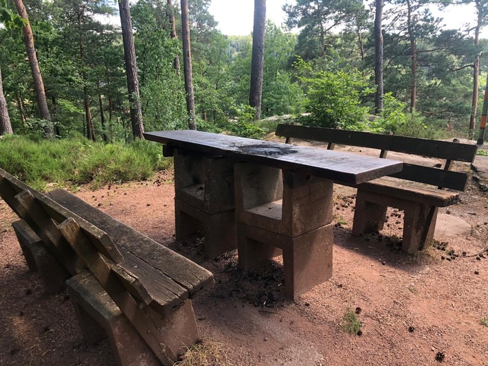 POL-PDPS: Vandalismus an Aussichtspunkt im Pfälzerwald