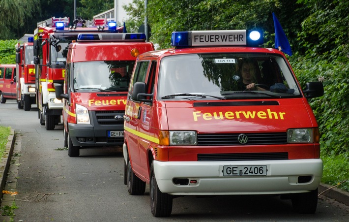 FW-GE: Großbrand in Bönen - 43 Einsatzkräfte aus Gelsenkirchen unterstützen