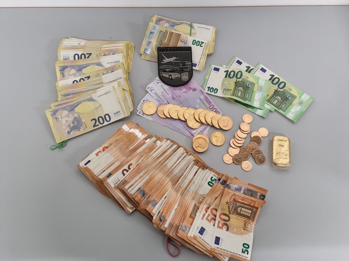HZA-BI: Bielefelder Zoll entdeckt größere Menge Bargeld und Gold in PKW Möglicher Verstoß gegen das Geldwäschegesetz