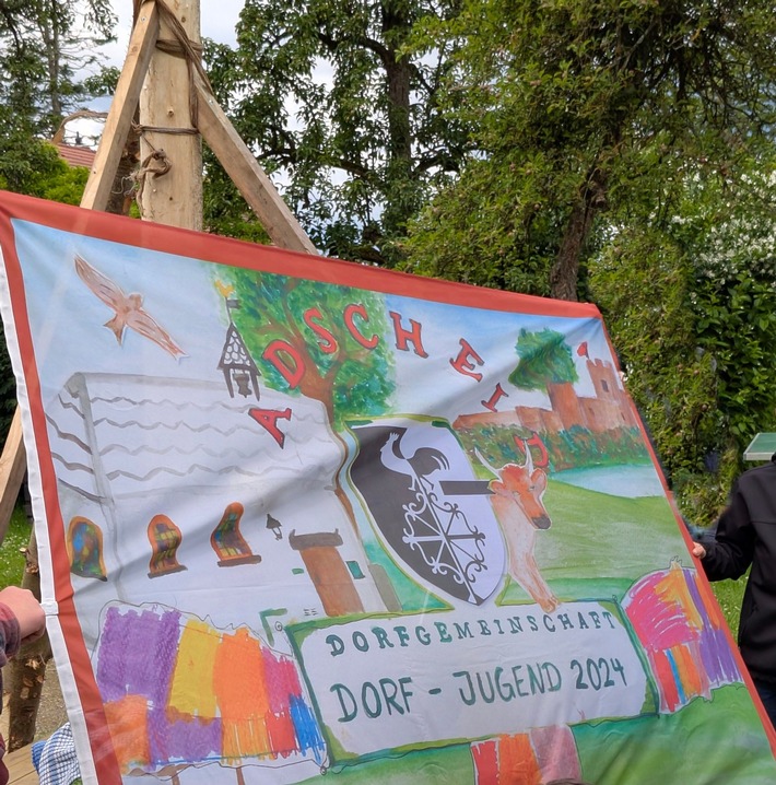 Fahne, Pfingsten und funkelnde Kinderaugen: Überraschung unterm Baum