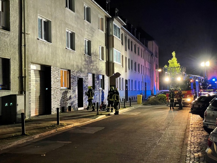 FW-GE: Rauchentwicklung durch angebranntes Essen auf Herd in Gelsenkirchen-Schalke / Aufmerksame Nachbarn und ein Heimrauchmelder verhindern größeren Schaden