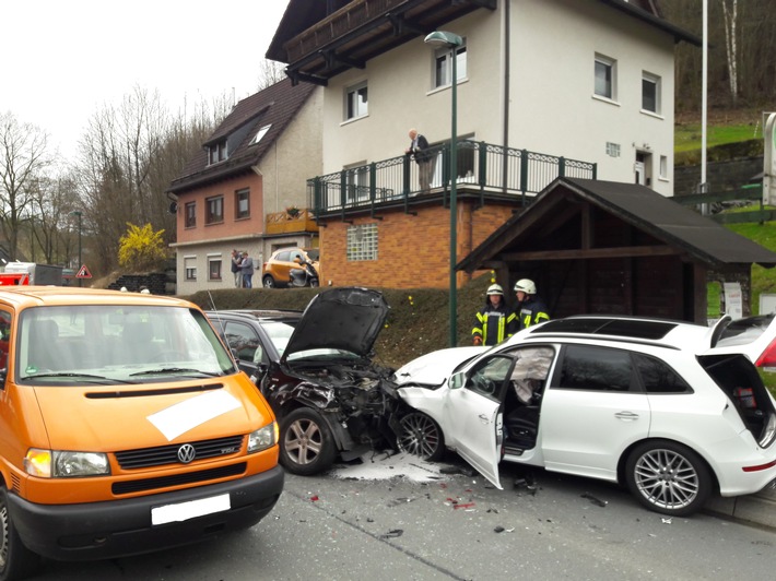 FW-OE: Verkehrsunfall mit 5 Verletzten beschäftigt Feuerwehr und Rettungsdienst