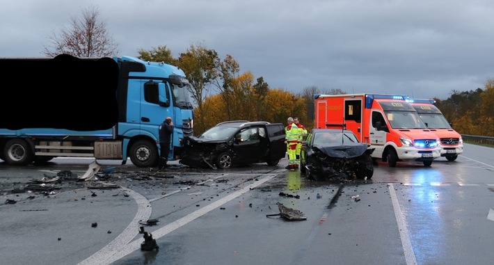 POL-HX: Unfall auf der B64 mit drei Fahrzeugen