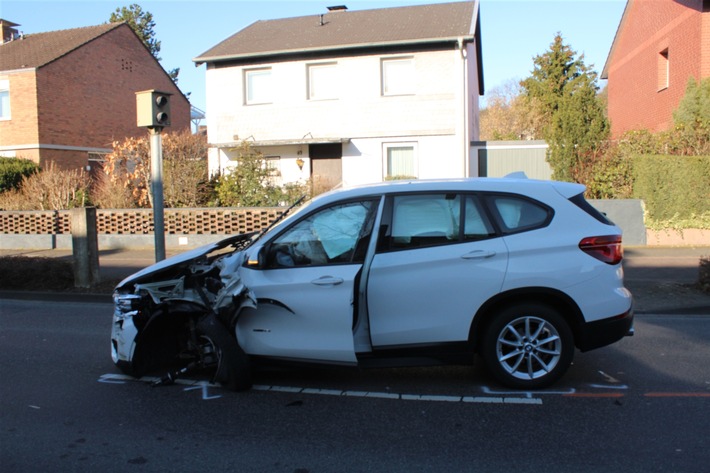 POL-RBK: Bergisch Gladbach - Verkehrsunfall mit hohem Sachschaden und zwei Verletzten