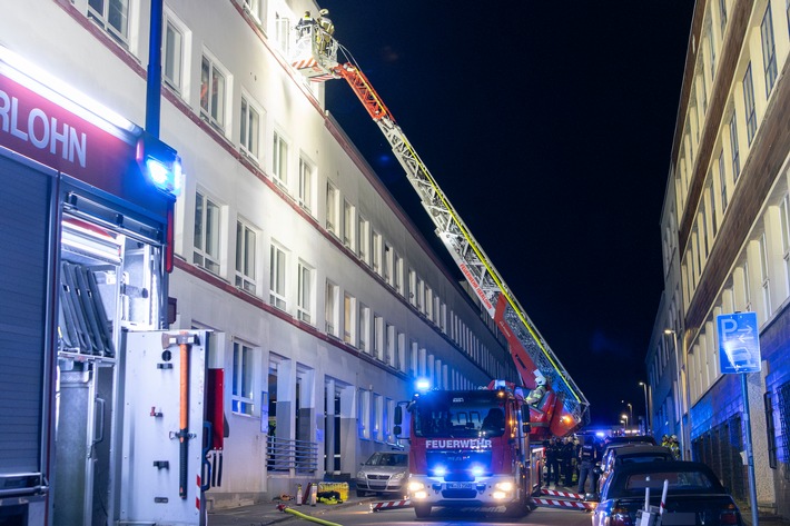 FW-MK: Verpuffung in Mehrfamilienhaus