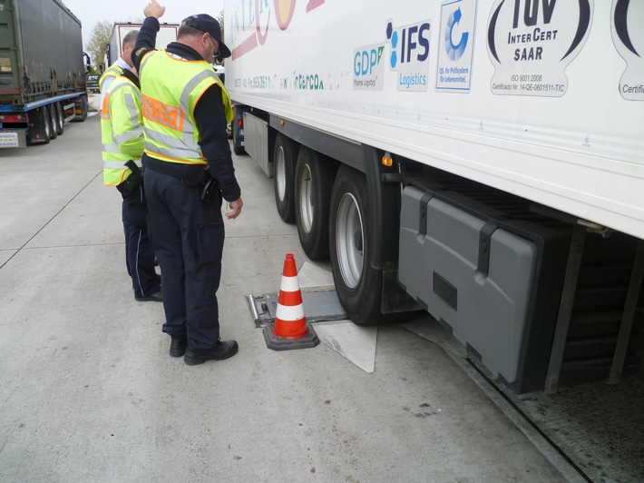 POL-FR: Großangelegte Lkw-Kontrollaktion Gefahrgut- und Abfallrecht der Verkehrspolizei Freiburg auf der Autobahn bei Neuenburg.
Insgesamt mussten 53 Fahrer von den Kontrollbeamten beanstandet werden.