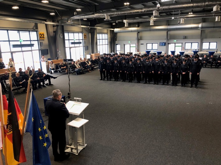 BPOLD-H: -115- ausgebildete Polizisten leisten den Diensteid - neue Bundespolizisten für Bremen, Hamburg und Niedersachsen