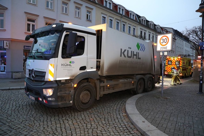 FW Dresden: Personenrettung aus Müllfahrzeug