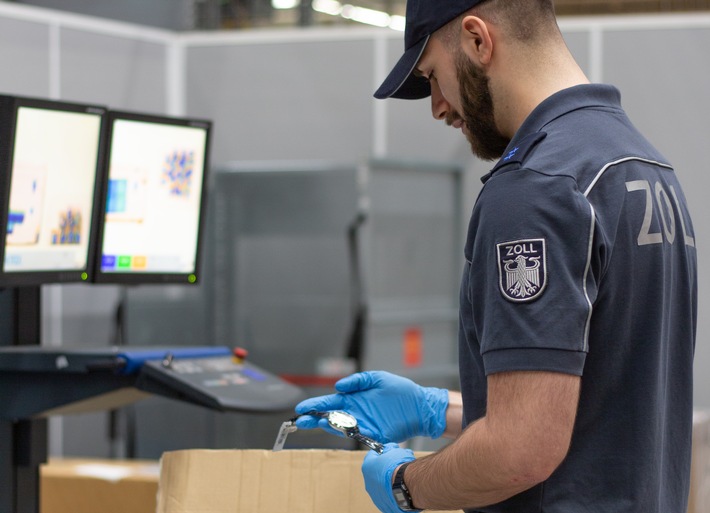 HZA-HST: Weihnachten und Black Friday: Wichtige Hinweise des Zolls zu Bestellungen und Geschenken aus dem Ausland