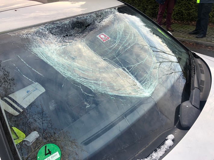 POL-DEL: Autobahnpolizei Ahlhorn: Unfall durch herabfallende Eisschollen auf der Autobahn 1 im Bereich der Gemeinde Stuhr +++ Nachträgliches Bildmaterial